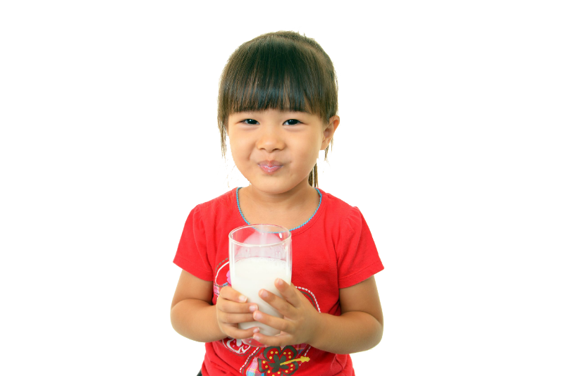 Bebê bebendo leite PNG foto